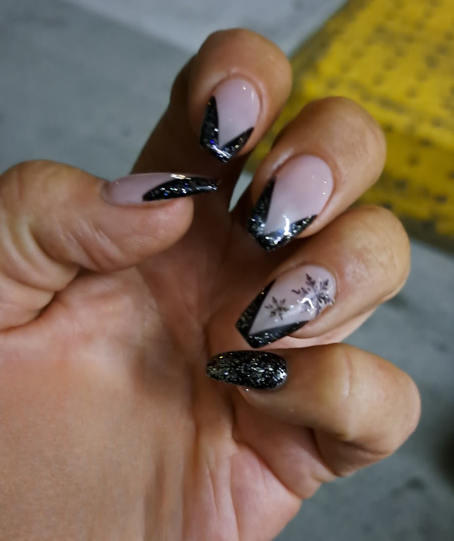 Lovely Nails Burbank — studio and nail care detail