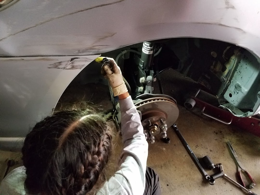 Mobile mechanic performing vehicle service